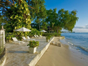 Exquisite Villa Which in Crescent-shaped Shoreline